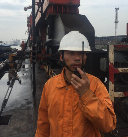 黃柏春，楊灣港務(wù)分公司裝卸工班副班長。他工作認(rèn)真、細(xì)致，有責(zé)任心。工作中，主動排除班中的各類安全隱患，避免事故的發(fā)生，實現(xiàn)班組安全生產(chǎn)無事故。  “決不把隱患交到下一班?！边@是黃柏春的一貫工作作風(fēng)。在4月中旬的一個夜班，在一條海輪卸貨作業(yè)結(jié)束后，由于裝卸的煤炭中有大量的煤矸石，料斗斗口被完全卡住，必須人工進(jìn)入料斗內(nèi)進(jìn)行清理，工人在料斗中作業(yè)十分危險，身為副班長的他主動擔(dān)負(fù)起料斗內(nèi)清理的任務(wù)。他叫來了兩位工友，與自己一起進(jìn)入料斗，在保證斗內(nèi)貨物不坍塌的情況下，用手一塊塊的挖出了卡在料斗口的煤矸石，一直干到上早班的工友來接班才將斗口完全疏通好，累得他直不起腰來。  班中，他時刻留意員工的操作行為，保證員工安全無事故。4月下旬的一個白班，他們班和外務(wù)工配合進(jìn)行圓鋼卸船作業(yè)，一名新進(jìn)的外務(wù)工在掛鉤結(jié)束后站到了艙壁的里側(cè)，貨物起吊時突然晃動起來，離新外務(wù)工3米遠(yuǎn)的黃柏春一看不對勁，立刻起身一個快步?jīng)_到他身后將他往后一拉，只聽“砰”一聲，圓鋼撞在了他旁邊的艙壁上，“好險啊，多虧你，不然就撞到我了?！蓖鈩?wù)工驚恐地說。 “你不能站在里側(cè)，很危險，工作時得處處小心?！秉S柏春拉著這位外務(wù)工的手臂厲聲地說。黃柏春就是這樣，班中時刻留意著每位員工的操作行為，守護(hù)著每位員工的生命安全，讓班組員工高高興興上班，安安全全回家。  “檢查一下勞保用品佩戴好沒有”。這是黃柏春每天上班時必說的一句話。一次，班里有位員工在江船清艙作業(yè)時救生衣未穿，黃柏春知道后狠狠地批評了他，對他說：“臨水作業(yè)不穿救生衣，就是對自己不負(fù)責(zé)，要是出了事，后悔也來不及?！? 擔(dān)任副班長一年多以來，黃柏春時刻把班組安全工作當(dāng)作頭等大事，是班組員工的安全守護(hù)人。他班前注重安全檢查，排除隱患，班中時刻留心員工操作行為，發(fā)現(xiàn)問題，及時處理，保證班組員工在安全環(huán)境下作業(yè)，避免了事故的發(fā)生，為班組員工撐起一把“安全傘”。